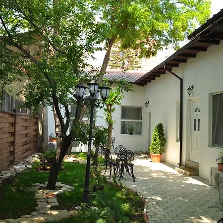 Parlament Aparthotel 3*